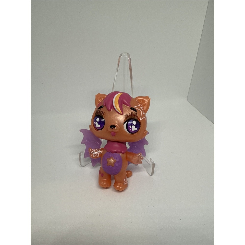 Hatchimals Glow Up Magic‎ Dusk Collectible Figure with Glow-in-The-Dark Wings